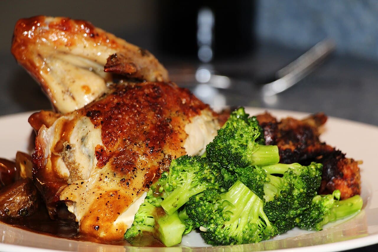 Pollo de corral asado en leña